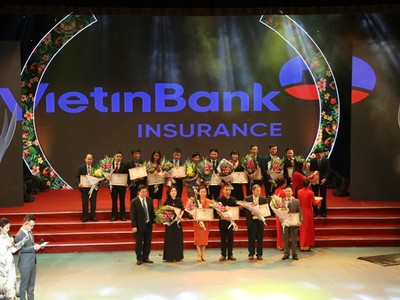 Thứ trưởng, Phó chủ nhiệm Ủy ban dân tộc Hoàng Thị Hạnh và Thứ trưởng Bộ Giáo dục & Đào tạo Nguyễn Hữu Độ lên trao bằng khen nhà tài trợ cho đại diện Lãnh đạo Bảo hiểm VietinBank.

 