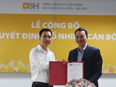 Ông Đỗ Ngọc Khanh, Phó Chánh Văn phòng Phụ trách Văn phòng Hội đồng Quản trị BSH đã trao Quyết định bổ nhiệm chức vụ Tổng giám đốc Tổng công ty BSH cho ông Bùi Trung Kiên (bên phải)