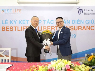 ​Ông Cao Bá Cảnh, Tổng giám đốc Best Life và lãnh đạo Liberty ký kết hợp tác