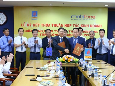 Ông Tô Mạnh Cường, Tổng giám đốc MobiFone (ở giữa, bên trái) và ông giám đốc Tổng công ty Bảo hiểm PVI (ở giữa, bên phải) ký kết Thỏa thuận hợp tác