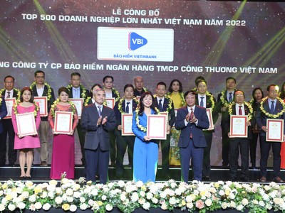 Bà Lê Thị Quỳnh Hoa - Phó tổng giám đốc Bảo hiểm VietinBank (VBI) đại diện doanh nghiệp nhận chứng nhận Top 500 doanh nghiệp lớn nhất Việt Nam năm 2022. 