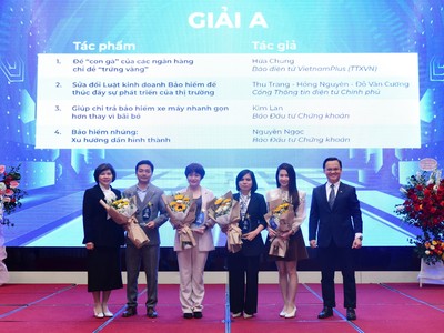 Nhà báo Kim Lan, Báo Đầu tư (thứ 2 từ phải qua) nhận giải A từ Ban tổ chức. Ảnh: Dũng Minh