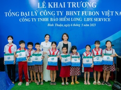 Nhân dịp khai trương, Fubon Life Việt Nam dành tặng vở cho học sinh Tiểu học-Trung học Phan Rí Cửa 