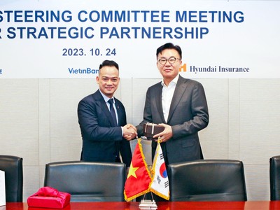 Ông Nguyễn Huy Quang, Chủ tịch HĐQT VBI chụp ảnh kỷ niệm cùng ông Han Jae-Weon - Phó tổng giám đốc HMFI