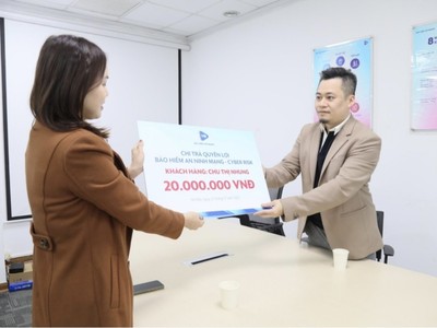Đại diện Bảo hiểm VietinBank - VBI trao quyền lợi Bảo hiểm An ninh mạng - Cyber Risk cho khách hàng Chu Thị Nhung