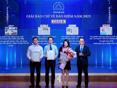 Nhà báo Kim Lan, Báo Đầu tư (thứ 2 từ phải qua) nhận giải B từ Ban tổ chức. Ảnh: BTC