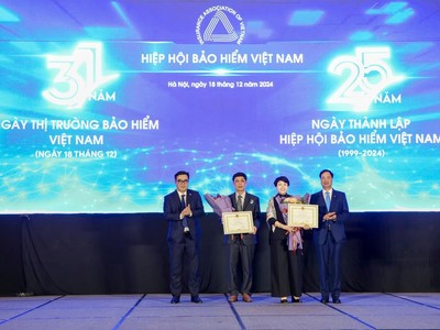 Bà Bùi Thị Thanh Xuân - Phó tổng giám đốc phụ trách Ban điều hành VBI nhận bằng khen từ ông Ngô Việt Trung – Cục trưởng Cục Quản lý, Giám sát bảo hiểm