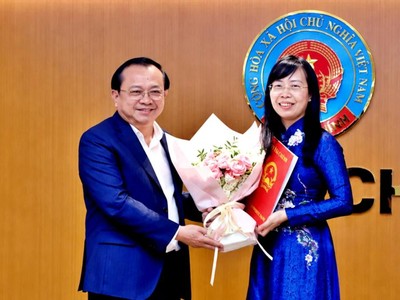Tân Phó Cục trưởng Cục Quản lý, Giám sát bảo hiểm Trần Thị Tuyết Lan nhận quyết định bổ nhiệm từ Thứ trưởng Bộ Tài chính