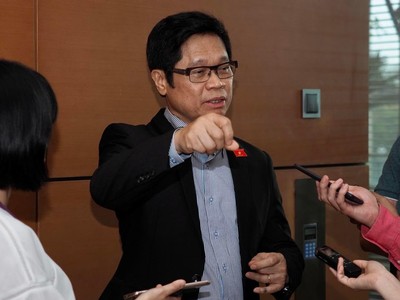 ĐBQH Vũ Tiến Lộc trả lời phỏng vấn bên hành lang Quốc hội chiều 2/6 (ảnh: M.M)