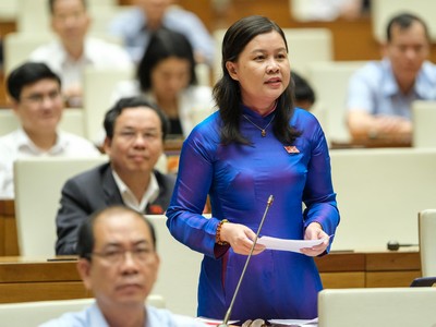 Đại biểu Thủy chất vấn Thống đốc Ngân hàng Nhà nước Nguyễn Thị Hồng.