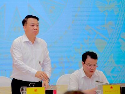 Thứ trưởng Bộ Tài chính Nguyễn Đức Chi (bên trái) trả lời báo chí tại buổi họp báo Chính phủ chiều 4/7.