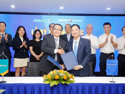 Lãnh đạo ABBANK và Bảo hiểm Bảo Việt ký hợp tác bán chéo sản phẩm giữa hai bên.