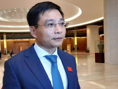 Bộ trưởng Bộ Giao thông Vận tải trả lời báo chí bên hành lang Quốc hội chiều 21/10.