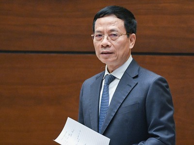 Bộ trưởng Bộ Thông tin và Truyền thông Nguyễn Mạnh Hùng trả lời chất vấn sáng 4/11.
