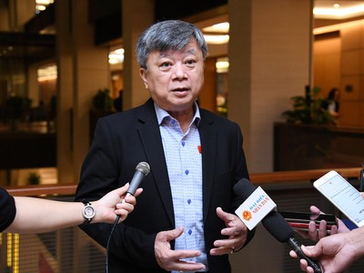 ĐBQH Trương Trọng Nghĩa trả lời báo chí bên hành lang Quốc hội.