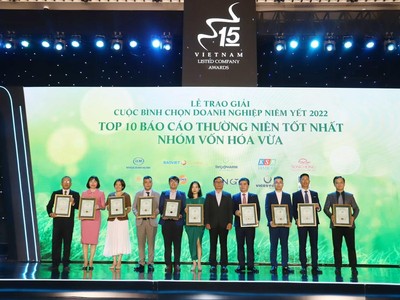Bà Nguyễn Thị Thanh Thủy, Phó tổng giám đốc BVSC (người thứ hai từ trái sang) cùng các đại diện doanh nghiệp nhận giải thưởng.