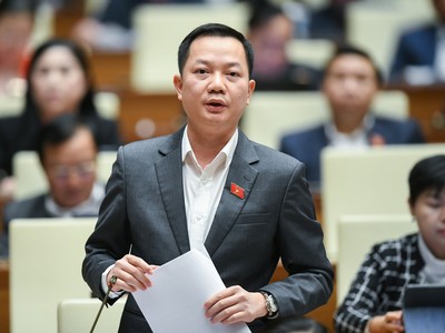 Đại biểu Quốc hội Trịnh Xuân An phát biểu thảo luận tại Hội trường sáng 7/1