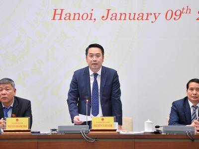 Phó trưởng Ban Công tác đại biểu Nguyễn Tuấn Anh trả lời về công tác nhân sự tại buổi họp báo chiều 9/1.