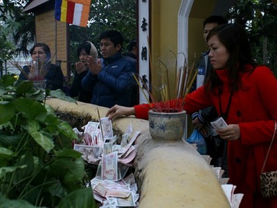 Tiền công đức tại đền, chùa... đang được quản lý lỏng lẻo (ảnh minh họa)