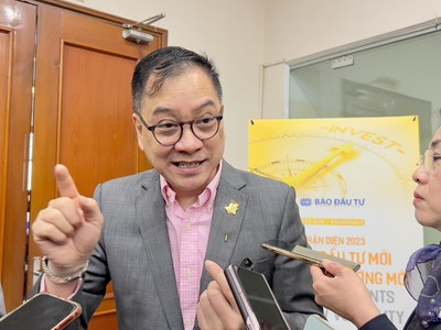 Ông Quan Đức Hoàng trả lời phỏng vấn báo Đầu tư Chứng khoán bên hành lang Tọa đàm sáng 7/2 (Ảnh: M.M)