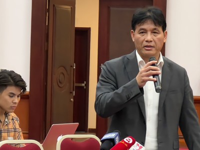 Ông Đặng Ngọc Minh, Phó Tổng cục trưởng Tổng cục Thuế trả lời báo chí tại họp báo chiều 30/3 - Ảnh: M.Minh