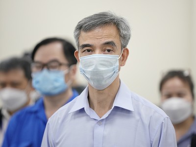 Cựu Giám đốc Bệnh viện Tim Hà Nội Nguyễn Quang Tuấn tại phiên xử sáng 18/4 (Ảnh: Danh Lam)