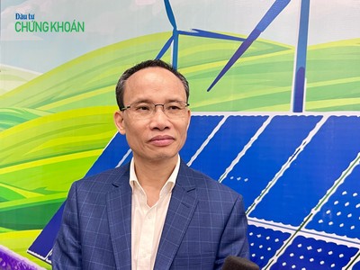 TS. Cấn Văn Lực trả lời phóng viên báo Đầu tư Chứng khoán bên hành lang Hội thảo sáng 19/4 - Ảnh: Minh Minh