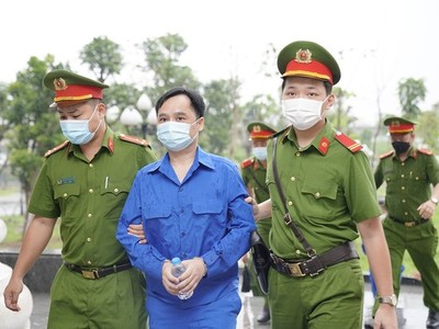 Cựu Chủ tịch Công ty CP Louis Holdings bị dẫn giải ra toà hôm 8/5 (Ảnh: CTV)