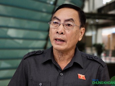 Đại biểu Phạm Văn Hoà trao đổi với báo Đầu tư Chứng khoán bên hành lang Quốc hội (Ảnh: M.M)