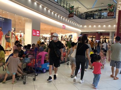 Trung tâm thương mại Aeon Long Biên tấp nập khách "trốn nóng" trong ngày 3/6 (Ảnh: Nguyên Trang)