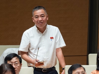 Đại biểu Quốc hội Nguyễn Lân Hiếu (đoàn Bình Định) chất vấn với Bộ trưởng GTVT Nguyễn Văn Thắng chiều 7/6.