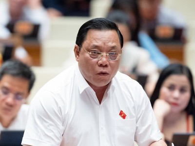 Giám đốc Công an TP Hà Nội - đại biểu Quốc hội Nguyễn Hải Trung (đoàn Hà Nội) thảo luận tại Hội trường chiều 10/6 về dự thảo Luật Các tổ chức tín dụng (sửa đổi).