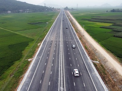 Bộ Giao thông Vận tải vừa đề xuất thu phí trên những tuyến cao tốc do Nhà nước đầu tư (Ảnh minh hoạ)