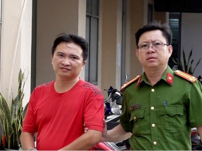 Lực lượng Công an áp giải Lê Hoàng Vũ về nơi giam giữ (Ảnh: CA An Giang)