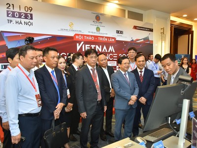 Phó trưởng Ban Kinh tế trung ương Nguyễn Đức Hiển (thứ ba từ phải sang) tham quan triển lãm Tài chính số tại VDF 2023 sáng 21/9