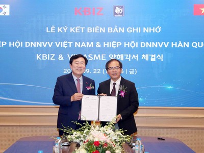 Ông Ki-Mun Kim (trái), Chủ tịch Hiệp hội DNNVV Hàn Quốc và ông Tô Hoài Nam, Phó Chủ tịch Hiệp hội DNNVV Việt Nam tại Lễ ký kết chiều 22/9 (Ảnh: MPI)