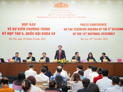 Tổng thư ký Quốc hội Bùi Văn Cường chủ trì buổi họp báo chiều 19/10 để thông tin về nội dung chính của Kỳ họp thứ 6 Quốc hội khoá XV sẽ khai mạc vào 23/10 tới. 