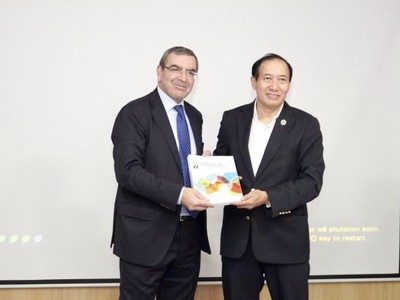 Ông Phạm Hồng Sơn, Phó chủ tịch UBCKNN (bên phải) tiếp nhận Bộ nguyên tắc quản trị công ty sửa đổi năm 2023 từ ông Carmine Di Noia - Giám đốc Tài chính và Doanh nghiệp, OECD