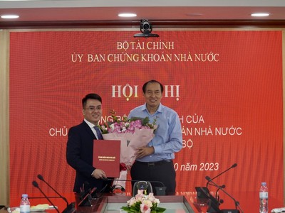 Phó Chủ tịch UBCKNN Phạm Hồng Sơn (bên phải) trao Quyết định điều động, bổ nhiệm ông Tô Trần Hòa giữ chức vụ Phó Vụ trưởng Vụ Phát triển thị trường chứng khoán