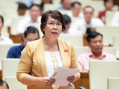 ĐBQH Trần Thị Thanh Lam (đoàn Bến Tre) phát biểu tại Hội trường chiều 1/11.