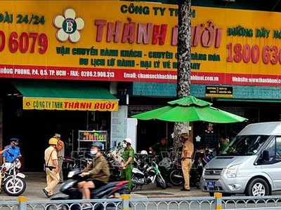 Công an TPHCM kiểm tra trụ sở Công ty Thành Bưởi tại quận 5, TPHCM chiều 26/10.