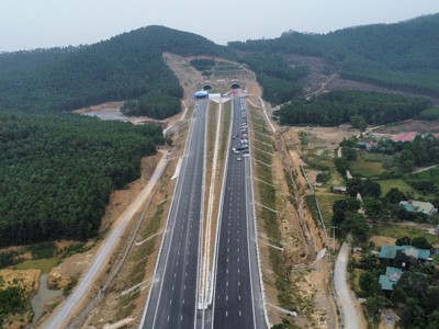 Cao tốc Bắc Nam phía đông, đoạn Nghi Sơn - Diễn Châu (chạy qua Nghệ An) vừa khánh thành hôm 18/10/2023. 