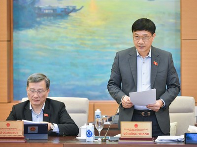 Chủ nhiệm Ủy ban Kinh tế của Quốc hội Vũ Hồng Thanh trình bày báo cáo về một số nội dung lớn tiếp thu, giải trình, chỉnh lý dự thảo Luật Đất đai (sửa đổi) sáng 16/11 - Ảnh: quochoi.vn