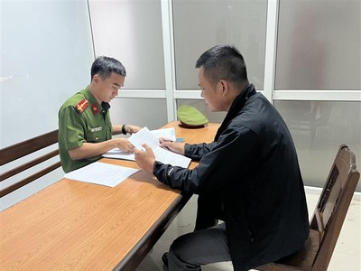 Cán bộ công an làm việc với đối tượng Nguyễn Thái Điền (Ảnh: BCA)