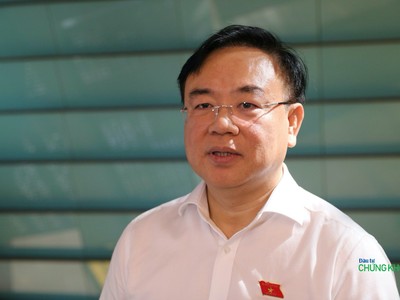 Đại biểu Nguyễn Công Long trả lời báo chí bên hành lang Quốc hội sáng 23/11 (Ảnh: M.Minh)