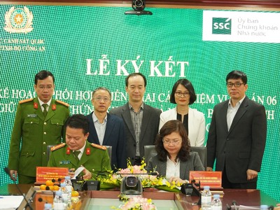 Chủ tịch UBCKNN Vũ Thị Chân Phương và Đại tá Vũ Văn Tấn, ký Kế hoạch phối hợp triển khai Đề án 06 giữa hai đơn vị.