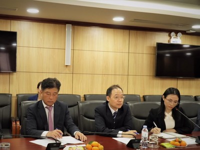 Ông Yoon Sang Key (giữa) và ông Park Jong Chung phát biểu tại buổi làm việc 