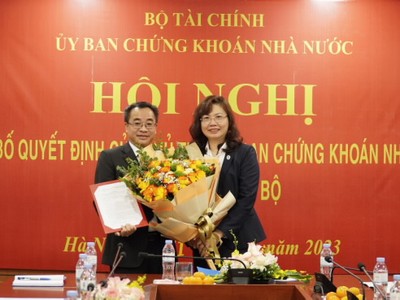 Chủ tịch UBCKNN Vũ Thị Chân Phương trao Quyết định tiếp nhận và bổ nhiệm ông Đậu Huy Sáu.