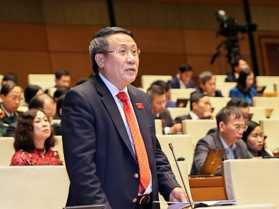 ĐBQH Hà Sỹ Đồng đóng góp ý kiến xây dựng dự thảo Luật Đất đai (sửa đổi) tại Hội trường Quốc hội sáng 15/1 (Ảnh: quochoi.vn)