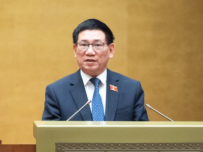 Bộ trưởng Bộ Tài chính Hồ Đức Phớc trình bày dự thảo Nghị quyết sáng 16/1 (Ảnh: quochoi.vn)